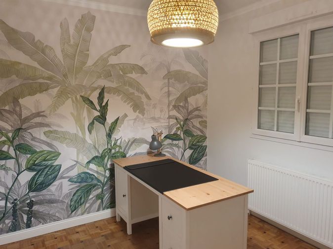 Bureau avec du papier peint