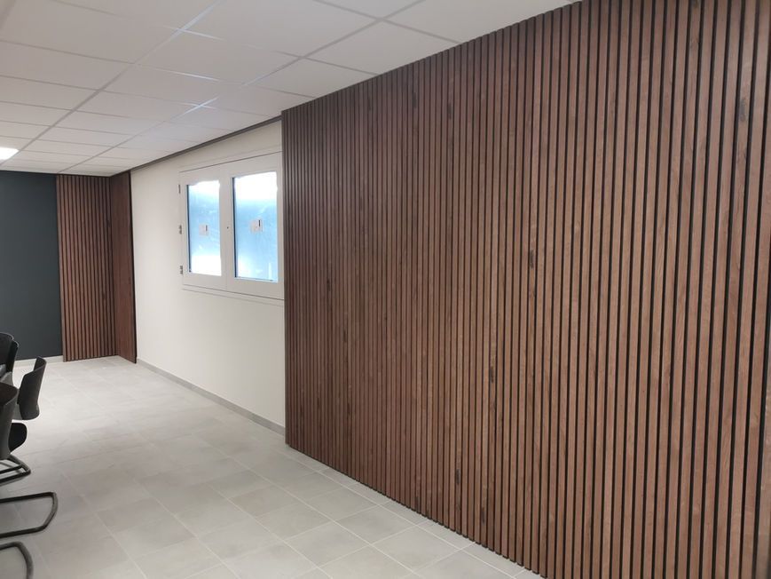 Panneaux en bois aux murs d'un bureau