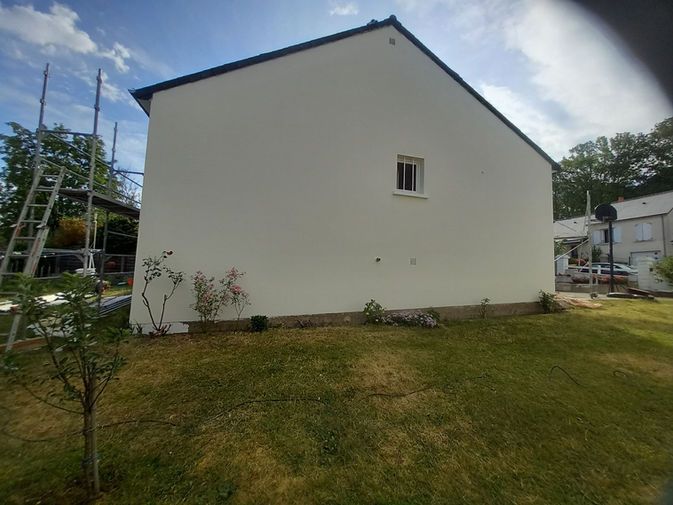 Une maison avec des échafaudages