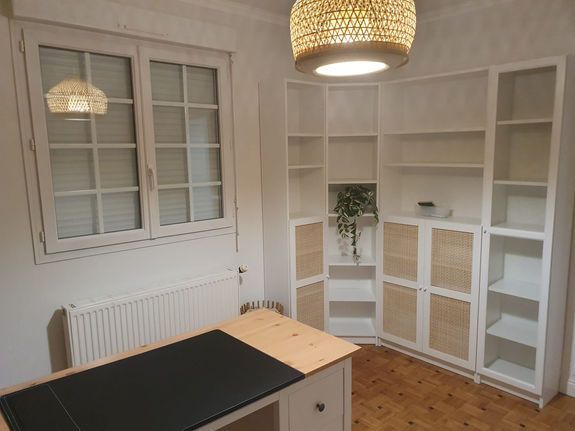 Bibliothèque blanche dans un bureau