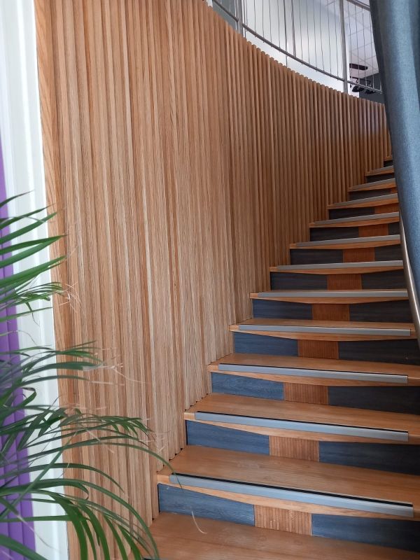 Escalier avec boiseries