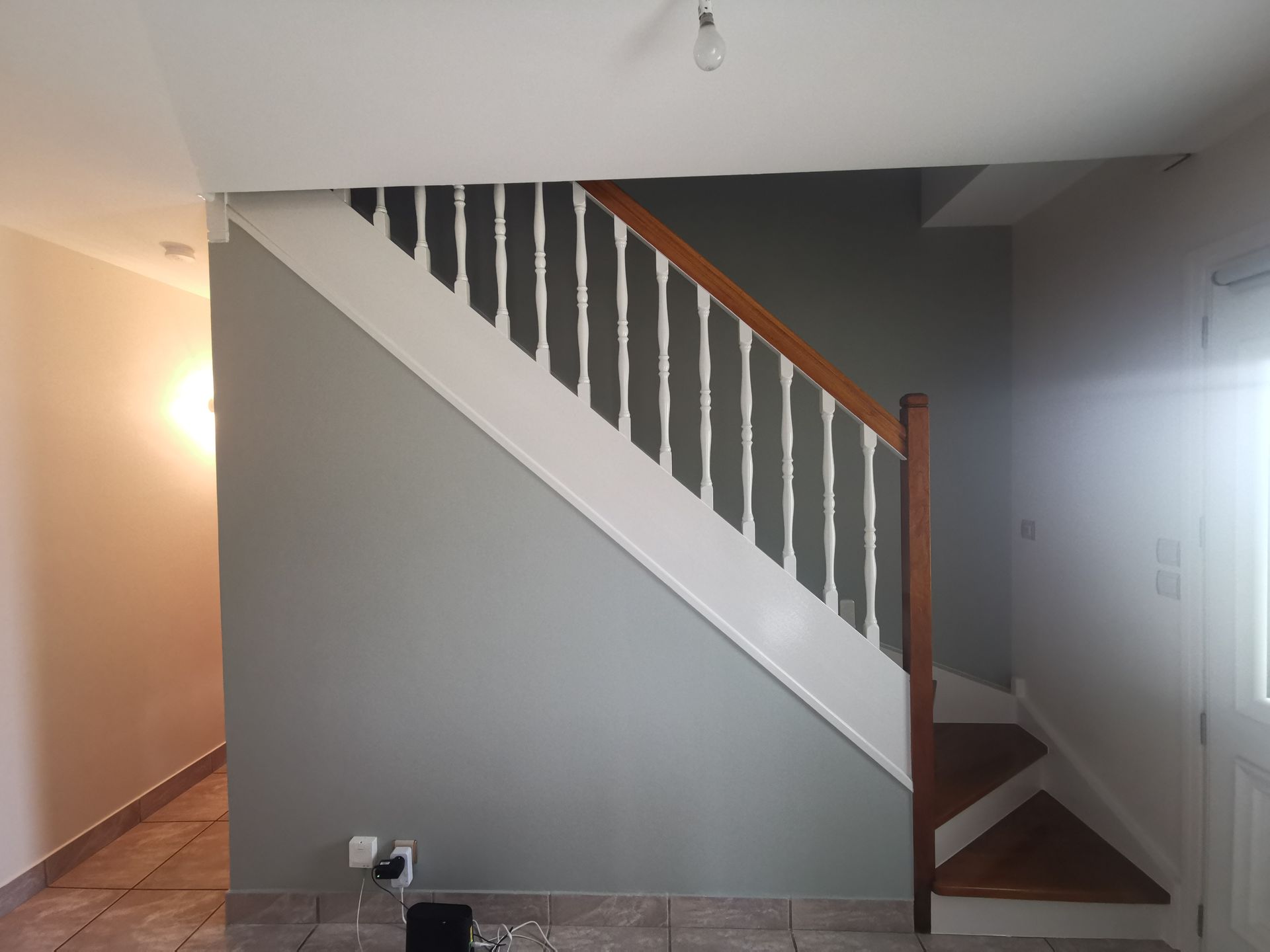 Peinture grise et blanche dans un escalier