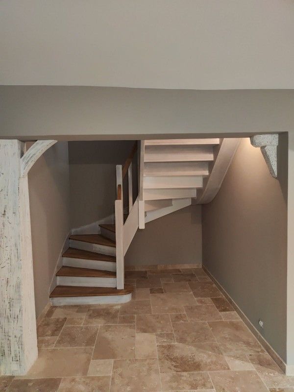 Une pièce avec un escalier