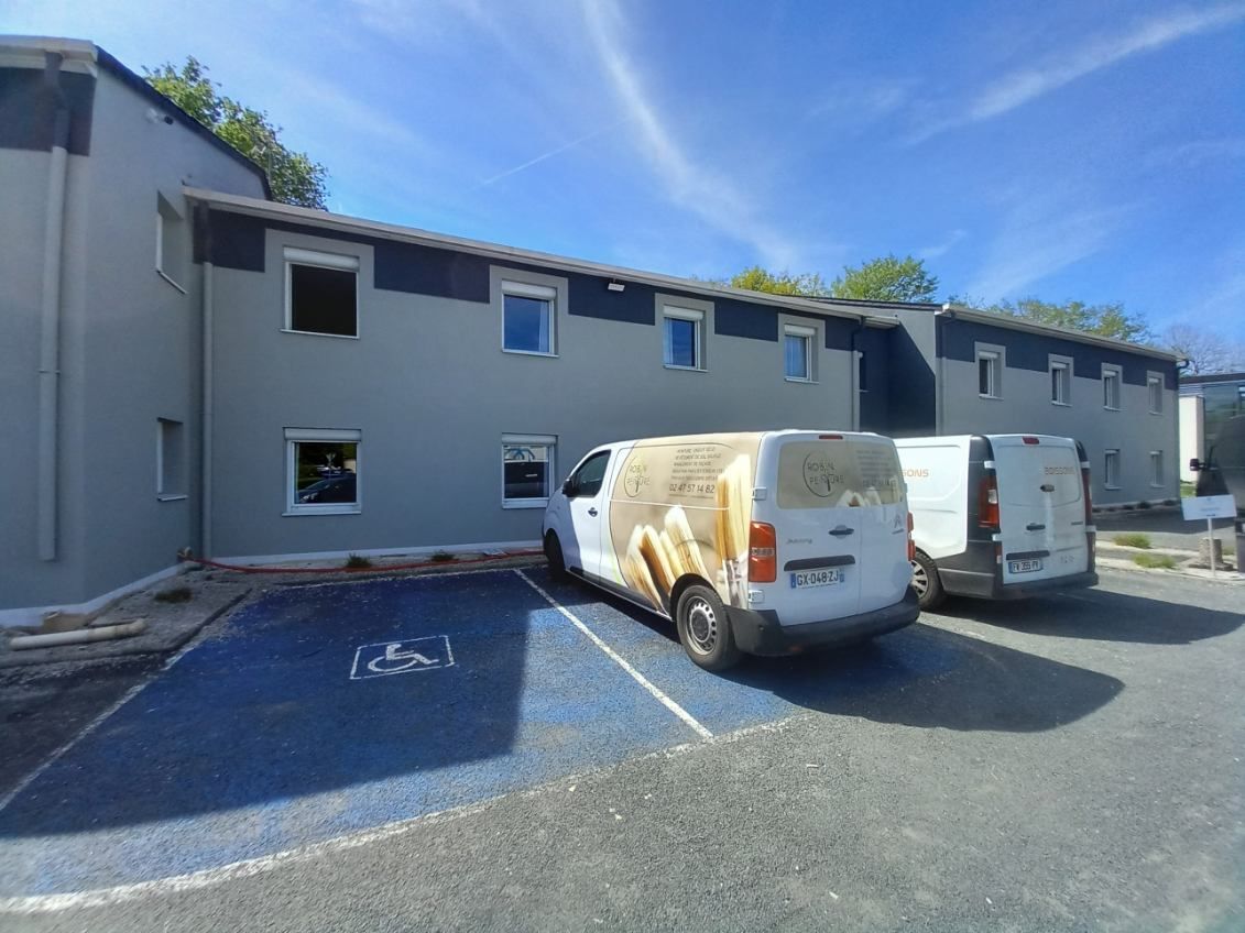 Des camions devant un immeuble