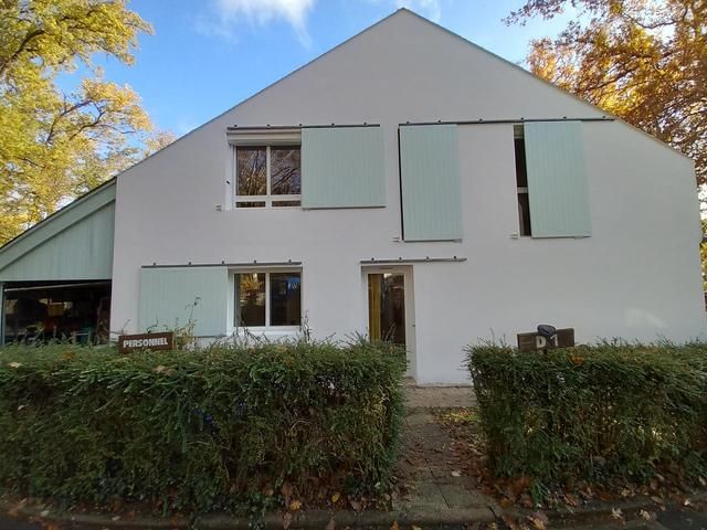 Maison aux volets vert pâle