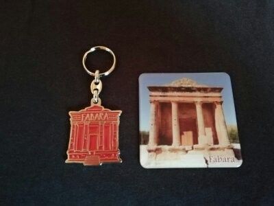 Llavero e imán de las ruinas de Fakhara, con colores rojo y blanco sobre una superficie oscura.