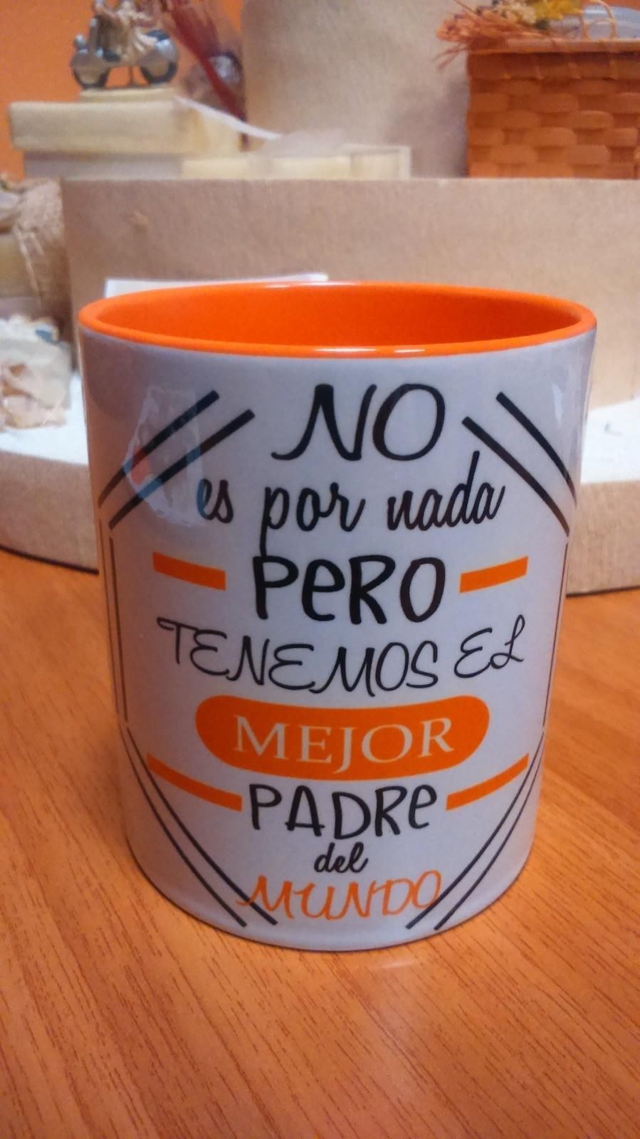 Taza blanca con interior naranja y texto en español: 