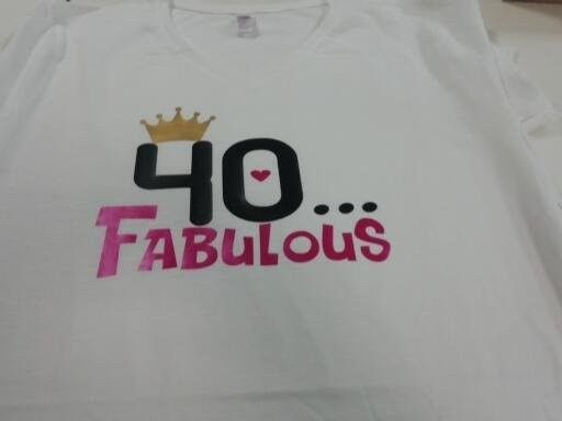 Camiseta blanca con texto 