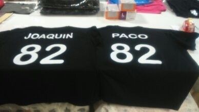 Dos camisetas negras con letras blancas: 