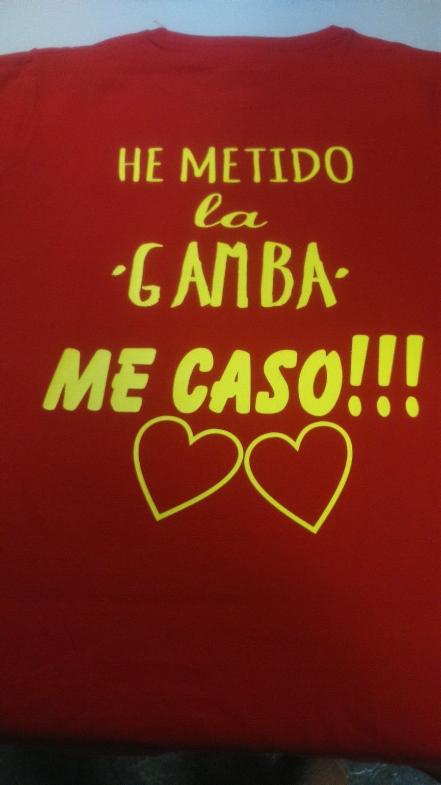 Camiseta roja con texto amarillo: 