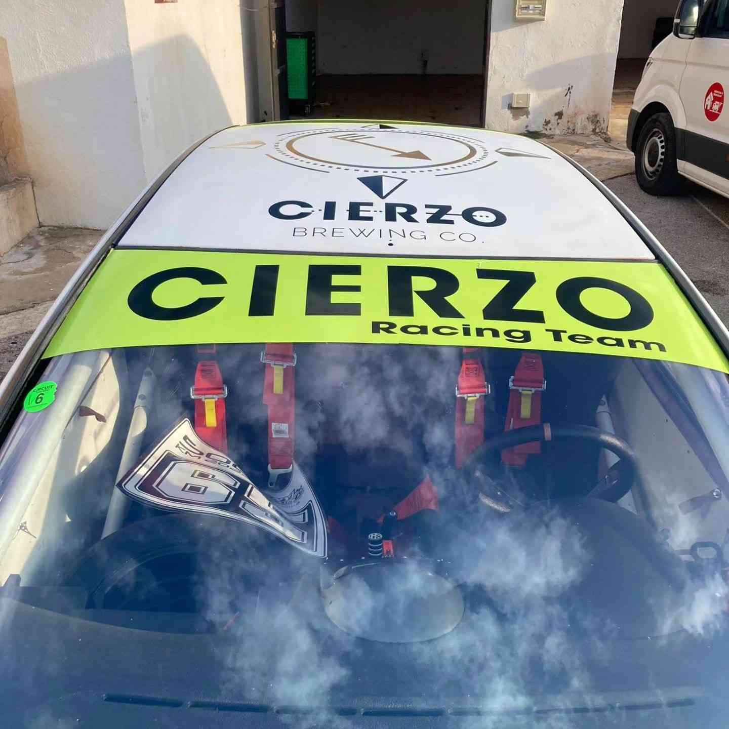 Coche de carreras con la marca 