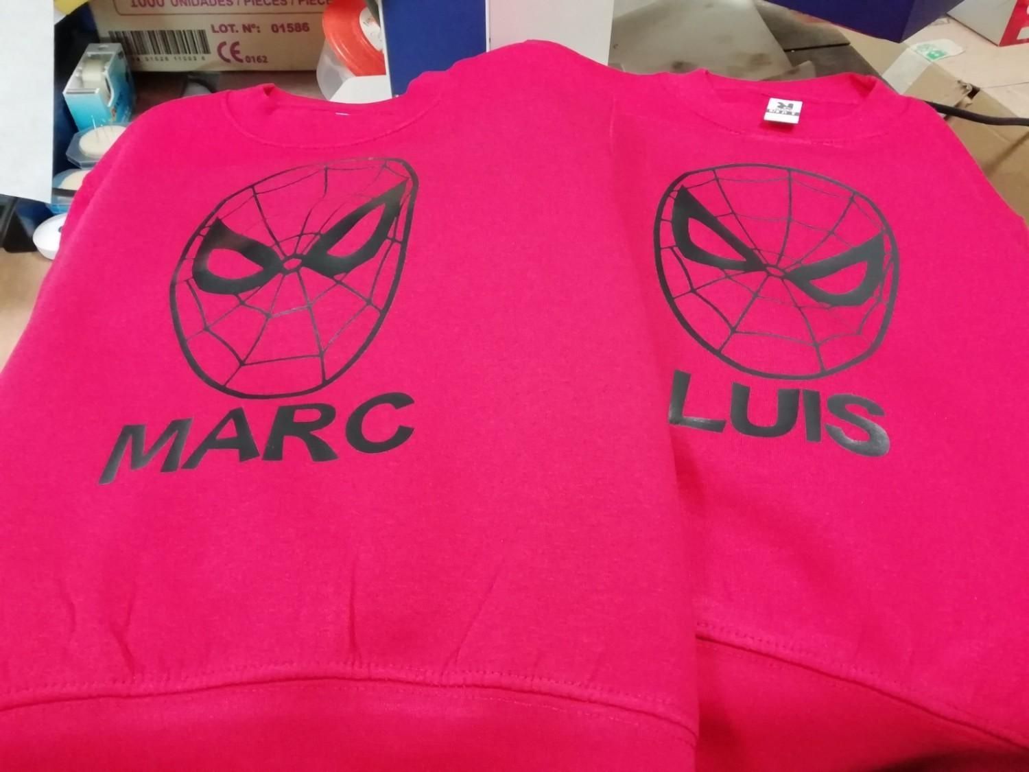 Dos sudaderas rojas con diseño de máscara de Spider-Man y los nombres 