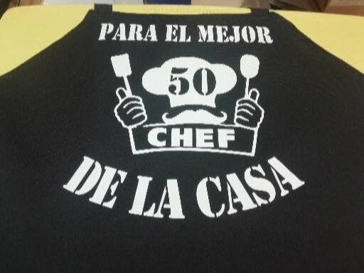 Delantal negro con texto blanco: 