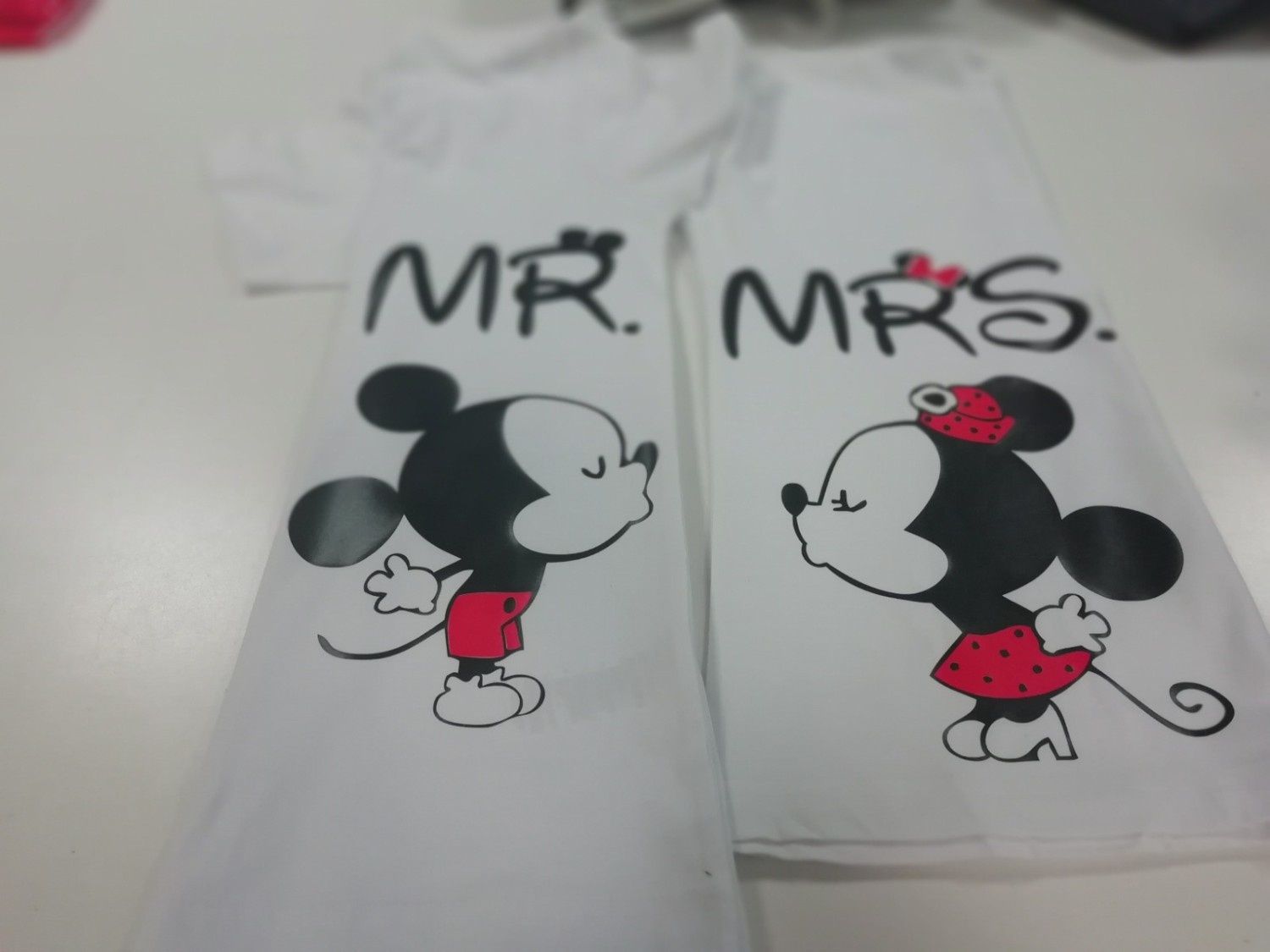 Camisetas blancas a juego con los textos 