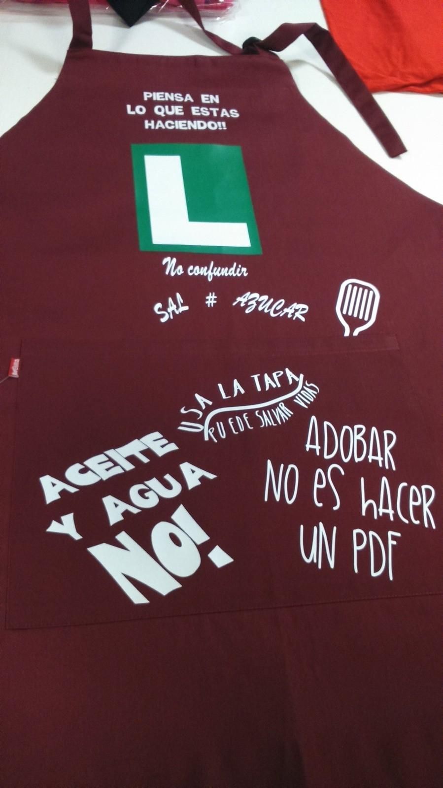 Delantal color granate con texto blanco y símbolo 