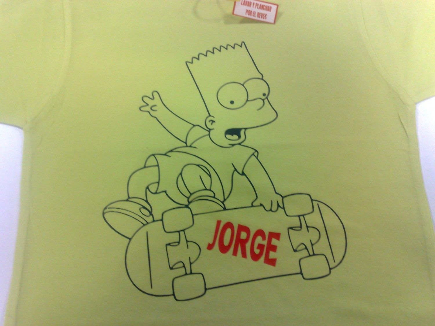 Bart Simpson en una patineta; la camisa es verde lima; 