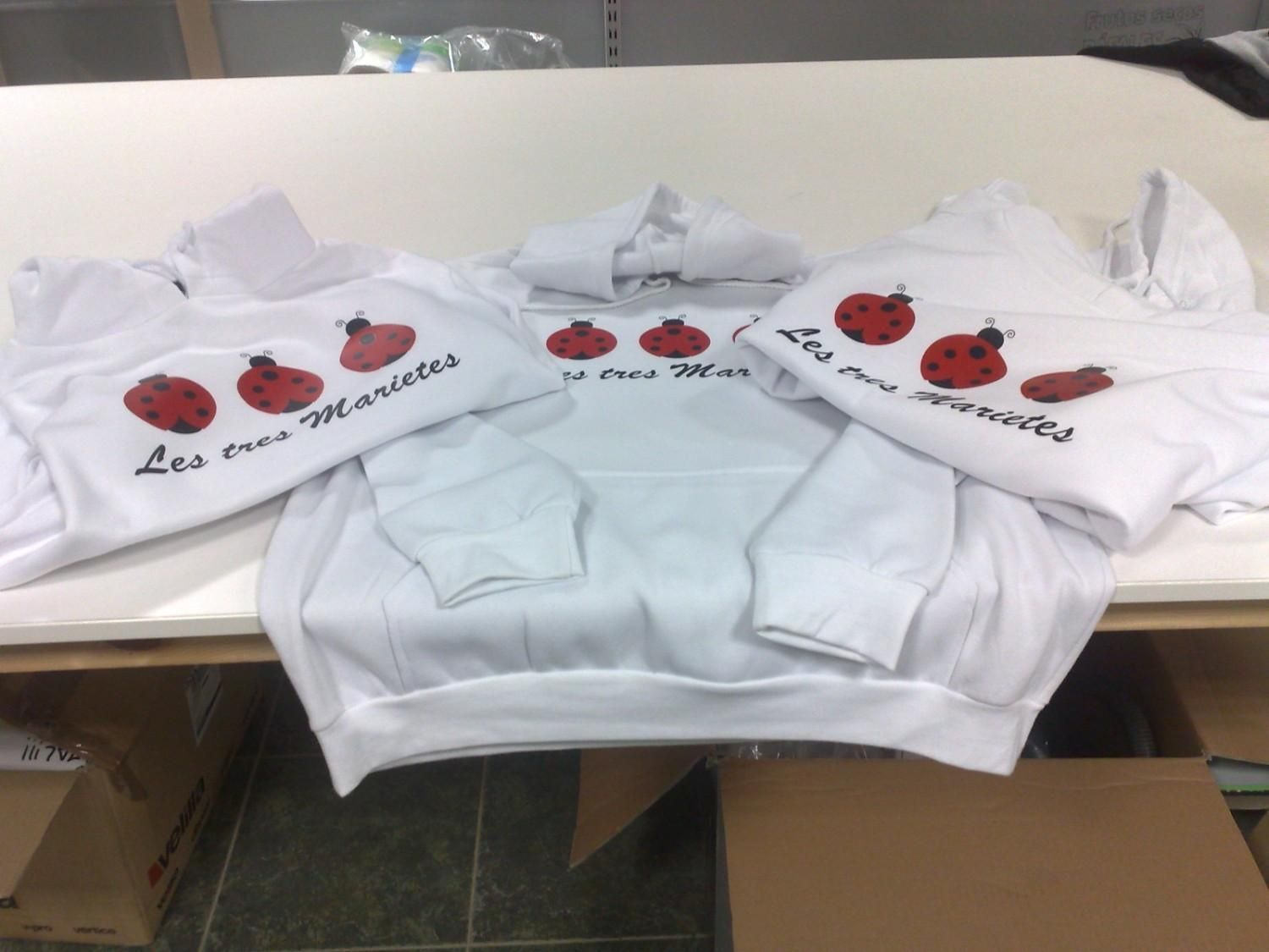 Sudadera blanca con diseño de mariquita y texto 