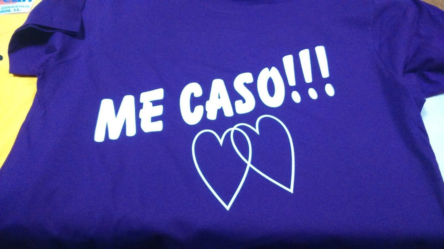 Camiseta morada con 