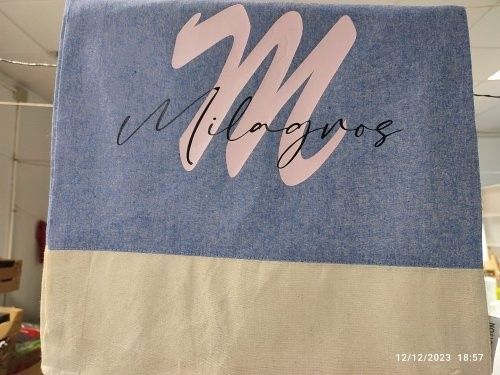 Toalla de playa azul y beige con texto 