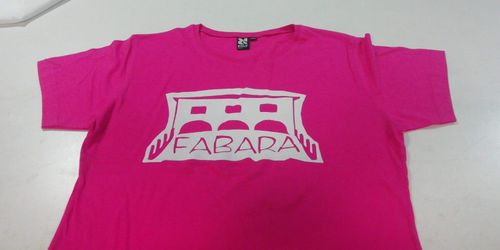 Camiseta rosa con logo blanco que dice