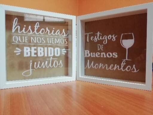 Dos carteles con marco blanco y texto en español sobre fondo marrón.