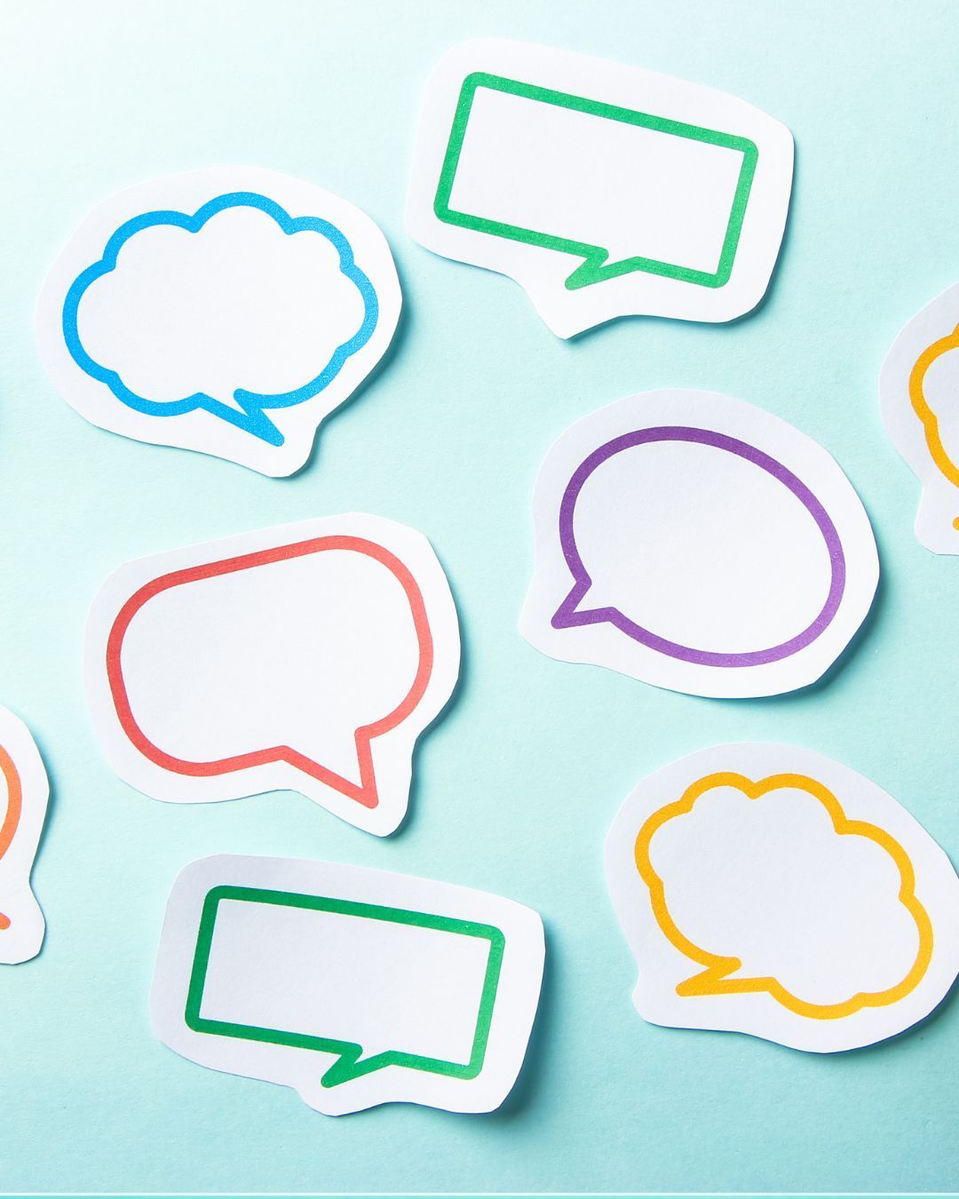 Bocadillos de diálogo con contornos de colores sobre un fondo azul claro.