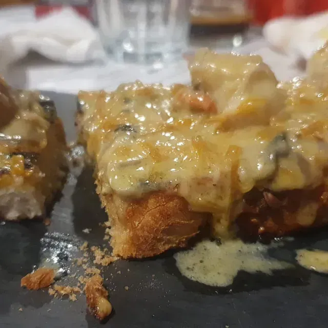 Un primer plano de un trozo de comida sobre una mesa.