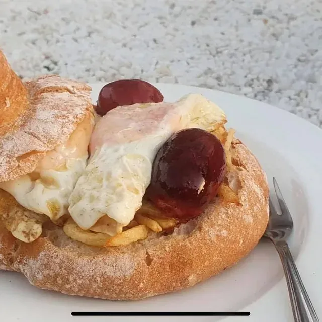 Un primer plano de un sándwich en un plato con un tenedor.