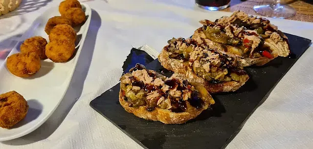 Un plato de comida está sentado en una mesa al lado de un plato de comida.