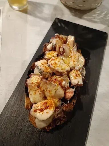 Un primer plano de un plato de comida sobre una mesa.