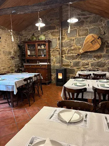 Un restaurante con mesas y sillas y platos en ellas.