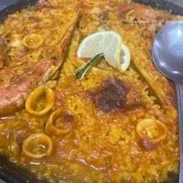 Un primer plano de un plato de comida con una cuchara dentro.