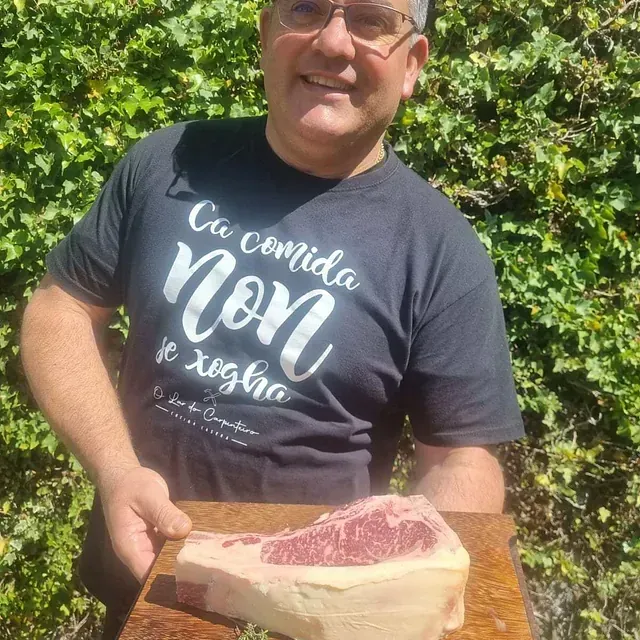 Un hombre que lleva una camiseta que dice
