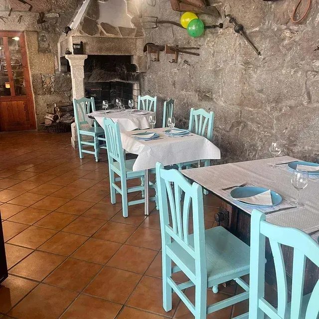 Una fila de mesas y sillas en un restaurante