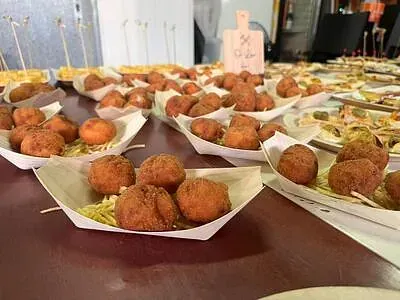 Hay muchos tipos diferentes de comida en la mesa.
