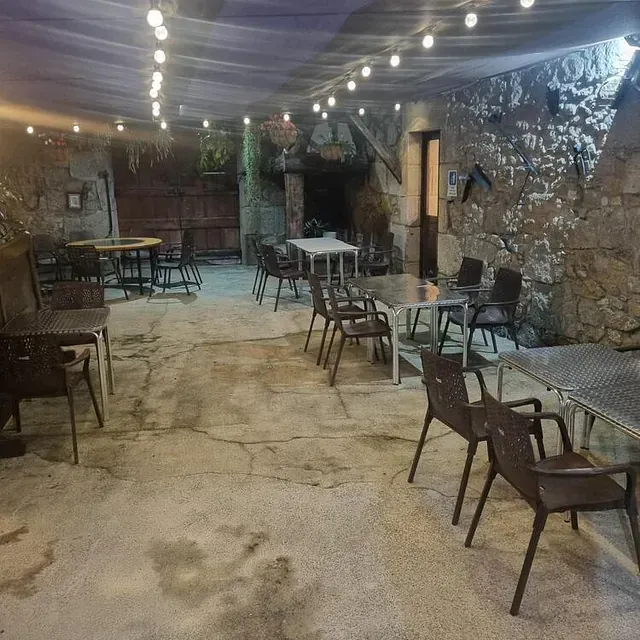 Una habitación grande con mesas y sillas.