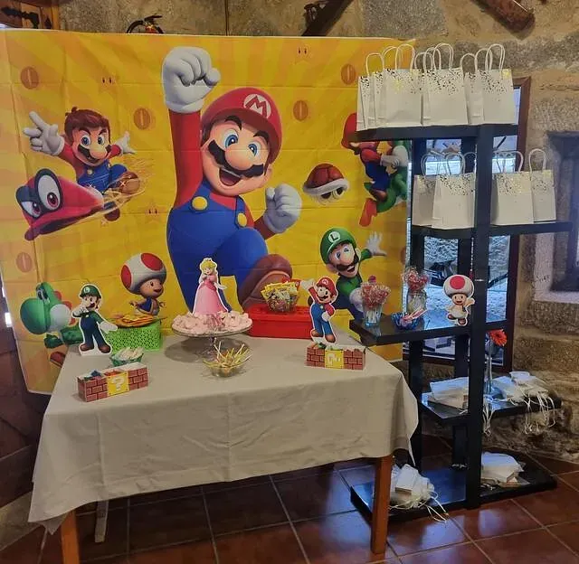 Una mesa preparada para una fiesta de cumpleaños con temática de Mario.