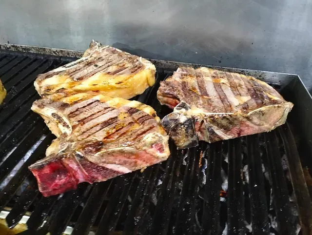Dos filetes grandes se cocinan en una parrilla