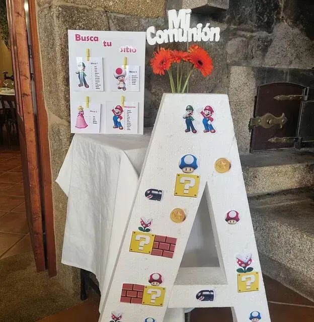 Una gran letra a está decorada con personajes de Mario.