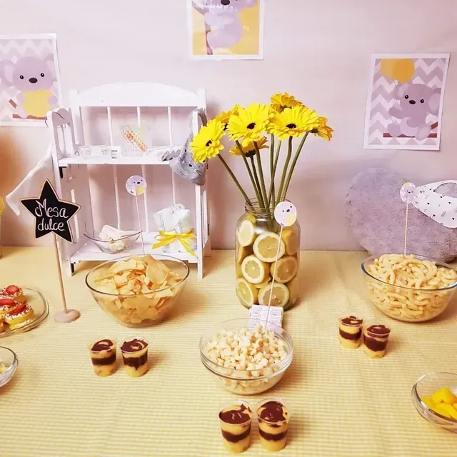 Una mesa con tazones de comida y un cartel que dice desa dulce