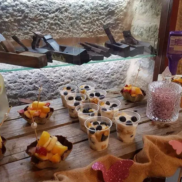 Una mesa con muchos vasos de comida encima.