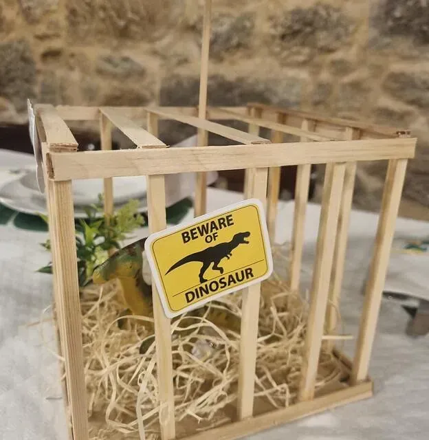 Una jaula de madera con un cartel que dice