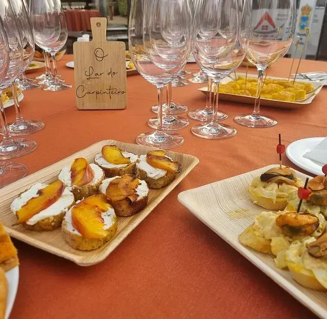Una mesa con platos de comida y copas de vino y un cartel que dice par del competition