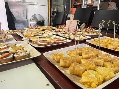 Hay muchos platos de comida en la mesa.