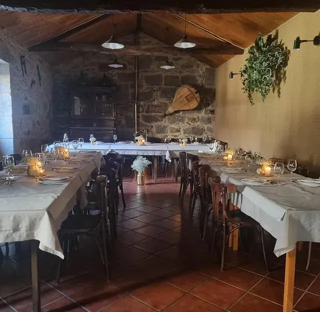 Un restaurante lleno de mesas y sillas con velas.
