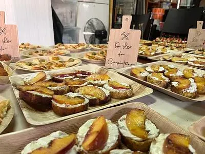 Un montón de platos de comida están sobre una mesa.