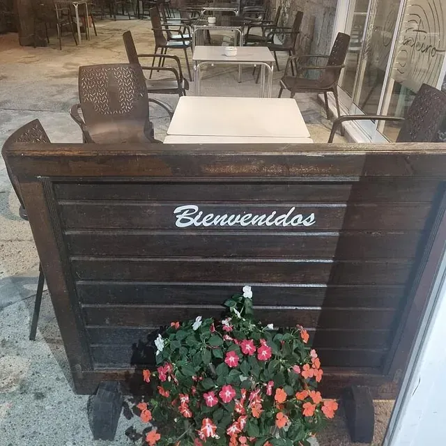 Un banco de madera con la palabra