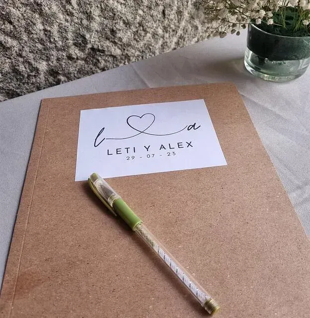 Un bolígrafo reposa sobre un trozo de papel que dice