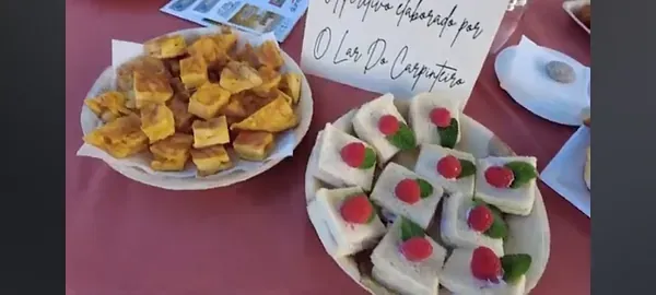 Una mesa cubierta con platos de comida y un cartel.