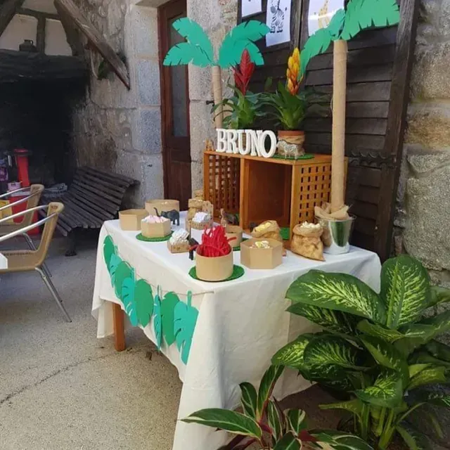 Una mesa con un cartel que dice bruno.